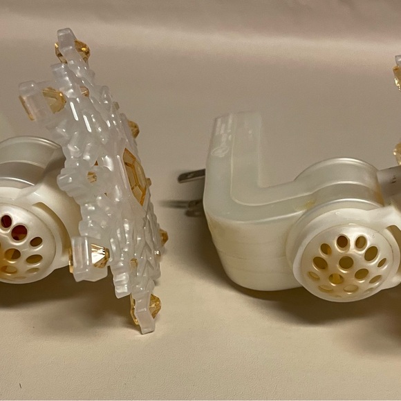 Bath and Body Works Gold & Cream Winter Snowflake Wallflower Plug-Ins, Set of 2 - Picture 2 of 5